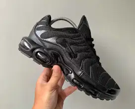 Sepatu Nike size 42/43 fulll black