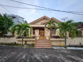 DIJUAL rumah luas di Komplek Kedamaian Permai