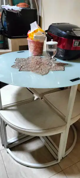 Meja makan Informa