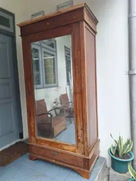Almari pakaian kuna antik