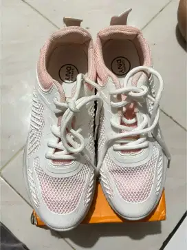 SEPATU DNY BARU