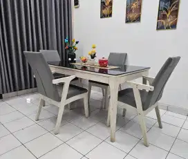 Meja makan bekas
