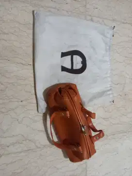 Tas aigner terawat