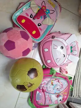 3 tas punggung anak perempuan, 1 boneka bola, 1 bola plastik
