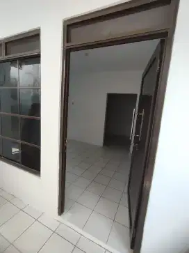 DISEWAKAN RUMAH TAHUNAN DI OTISTA JATINEGARA