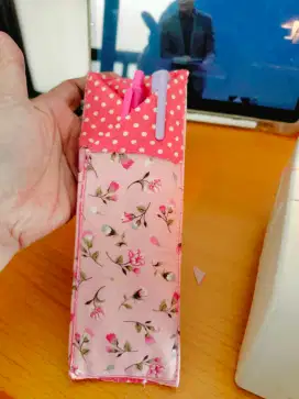Pembatas buku tempat bolpen