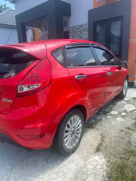 Dijual Ford Fiesta 2012 Warna Merah – Irit, Stylish, Siap Pakai!
