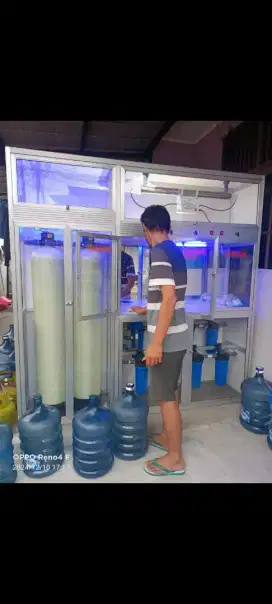 memasarkan  air minum isi ulang