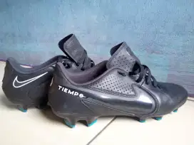 Sepatu Bola Nike Tiempo