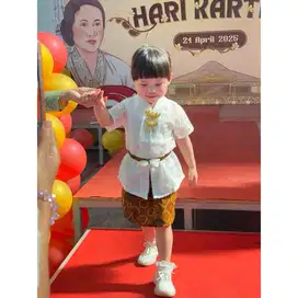 Preloved Kebaya Kartini Putih Rok Batik anak 4 tahun
