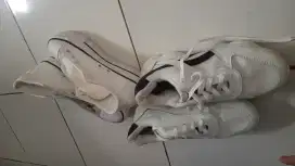 Sepatu putih olahraga/main