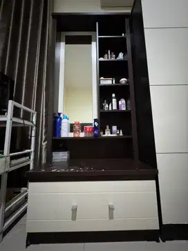 Meja rias wanita