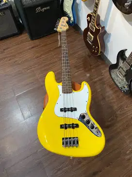Squier Jazz Bass Afiinity in Grafitti Yellow