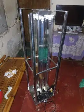 lampu sterilisasi UV atau unit desinfeksi udara.