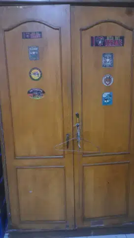 Di Jual 2 Lemari dan 1 Etalase