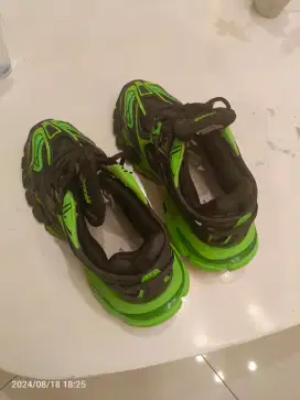 Sepatu balenciaga tracker