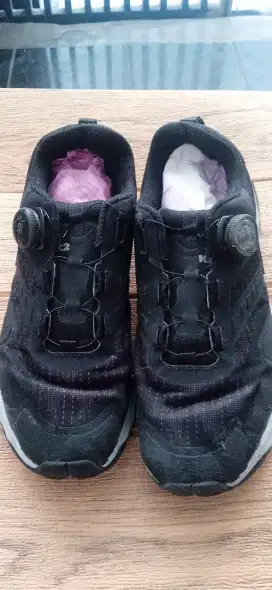 Sepatu no 42 made in Vietnam