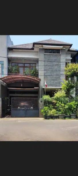 Disewakan rumah bagus 2 lantai  di Senayan