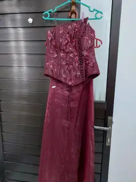 Baju Tunangan Merah