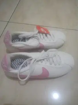 Sepatu nike cewe