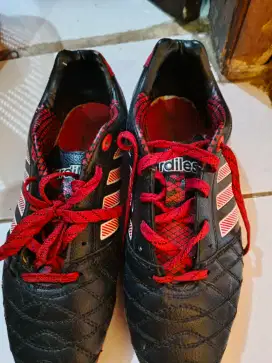 sepatu bola Adidas