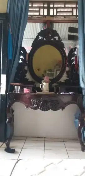 Meja Rias Jati Aestetik Antik