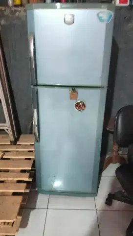 Kulkas 2 pintu dingin bgtt