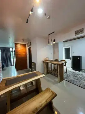 Apartemen Gaya Klasik 2BR (Woody Living House Interior)