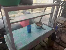 Etalase bekas jualan nasi uduk