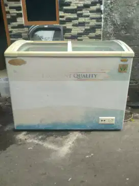 Dijual cepat freezer box kaca