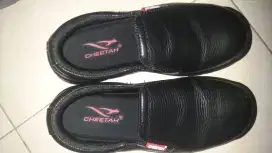 Di jual sepatu safety pria merk cheetah