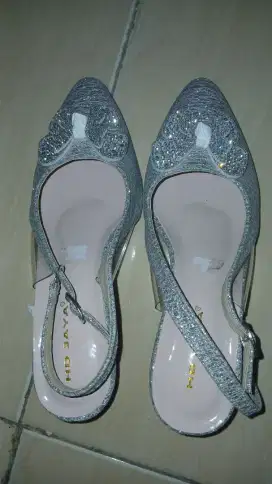 HEELS 5CM WARNA ABU GLOSSY KUPU KUPU