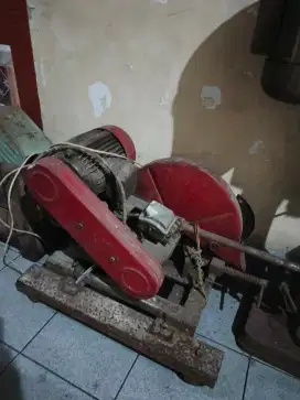 Mesin Potong Besi Besar
