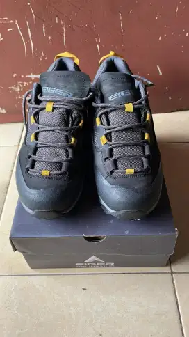 Sepatu eiger mamba low shoes hiking, Black size 40