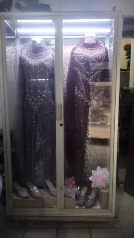 Di jual etalase untuk baju kebaya pengantin 2 pintu dan 3 pintu