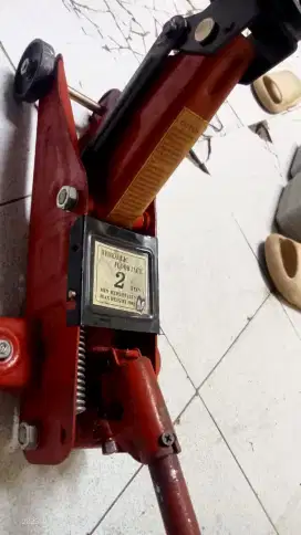 Dongkrak mobil..
