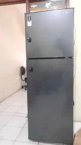 Di jual cepat kulkas 2 pintu masih dingin normal