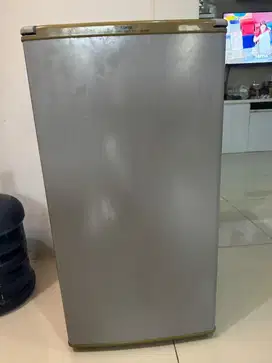 Kulkas merk sanyo