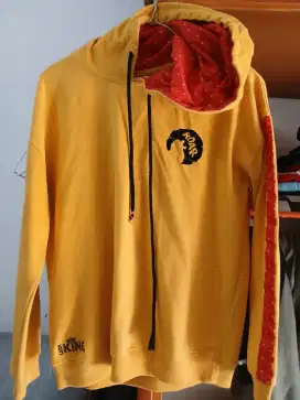 Jaket atau sweter