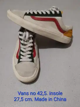 Sepatu merk Vans size 42