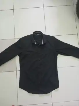 Kemeja hitam polos