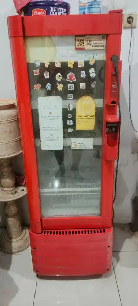Kulkas pendingin untuk menyimpan minuman dingin