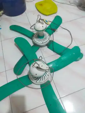 Di jual kipas angin. Dua yunit Hidup normal semua...cod Rungkut.