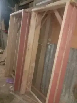 Kusen pintunya ready dari kayu bekas , meranti oven berkualitas