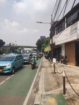 Dijual Rumah Hitung Tanah Jauh di bawah NJOP di Mampang Prapatan.