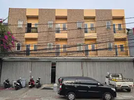 Ruko Hadap Barat di Jalan Cempaka Putih Raya, Jakarta Pusat