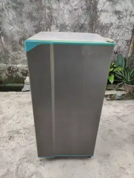 Kulkas 1 pintu merk THOSIBA GLACIO