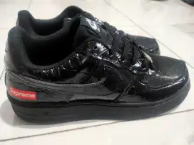 Nike Air Force 1 collabs Supreme sz 42