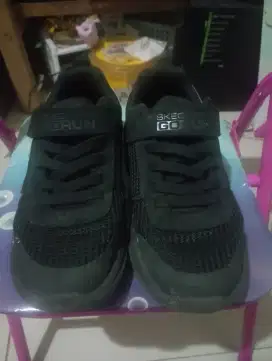 sepatu anak hitam skechers ukuran 34