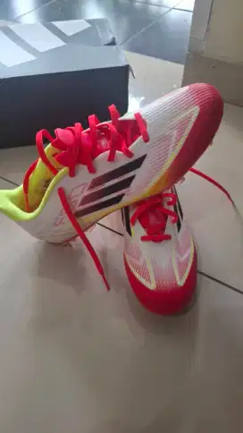 Sepatu Bola F50 FG/MG